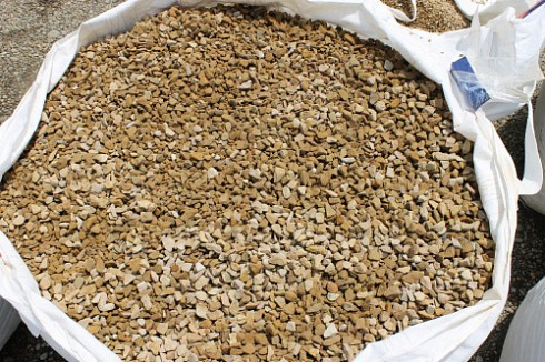 Kamenclub.ru: Щебень крошка желтый (песчаник) фр. 10-20 мм.  купить в Улан-Уде песчаник бежевый, серый, рыжий декоративный ландшафтный щебень колотый 9500 руб/т   фото КАМЕНЬ КЛУБ