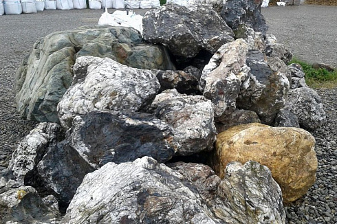 Kamenclub.ru: Черный гранит - кварцит фр. 100-500 мм.  купить в Улан-Уде мрамор гранит черный с белыми прожилками, серый, белый валун скальный колотый 7000 руб/т   фото КАМЕНЬ КЛУБ