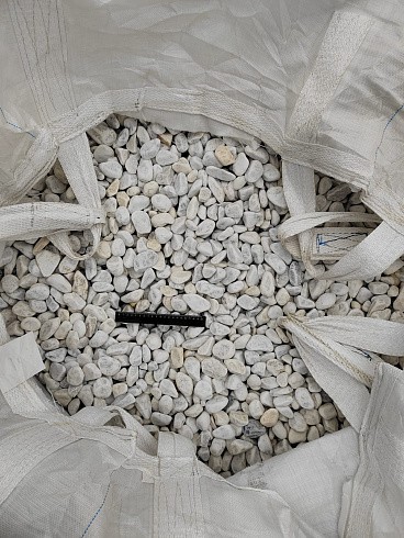 Kamenclub.ru: Мраморная крошка (щебень галтованный белый) фр.40-70 мм.  купить в Улан-Уде мрамор белый молочный айвори окатанный округлый природный камень 17000 руб/т   фото КАМЕНЬ КЛУБ