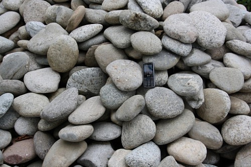 Kamenclub.ru: Галька речная плоская (серо-белая) фр. 70-120 мм. купить  в Улан-Уде галька галечник речной серый, белый окатанная плоская  природная галька 9000 руб/т   фото КАМЕНЬ КЛУБ