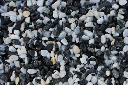 Kamenclub.ru: Мраморная крошка (щебень галтованный микс:белый-черный) фр.40-70 мм.  купить в Улан-Уде мрамор белый, черный айвори серый галтовка природного камня 15500 руб/т   фото КАМЕНЬ КЛУБ