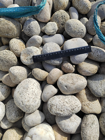 Kamenclub.ru: Галька речная окат (серо-белая) фр. 70-120 мм купить  в Улан-Уде галька галечник бело-серая, серо-белая, серая, белая речная природная галька  8000 руб/т   фото КАМЕНЬ КЛУБ