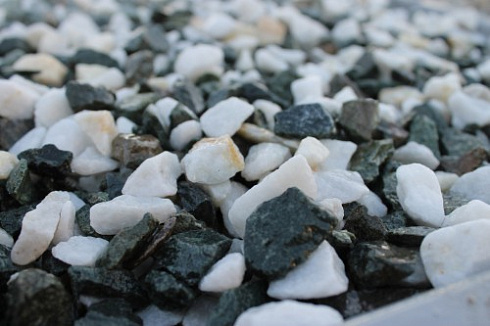 Kamenclub.ru: Мраморная крошка (щебень крошка микс: белый-зеленый) фр. 10-20 мм.  купить в Улан-Уде мрамор белый, зеленый каменная ландшафтная декоративная крошка щебня 9500 руб/т   фото КАМЕНЬ КЛУБ