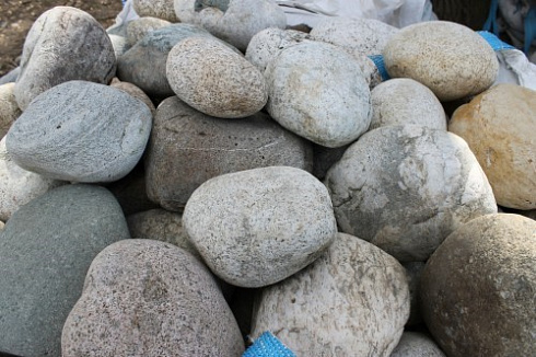 Kamenclub.ru: Речной валун (Ассорти) фр.100-300 мм.  купить в Улан-Уде галечник серый, темно-серый, светло-серый речная галька крупных размеров 4200 руб/т   фото КАМЕНЬ КЛУБ