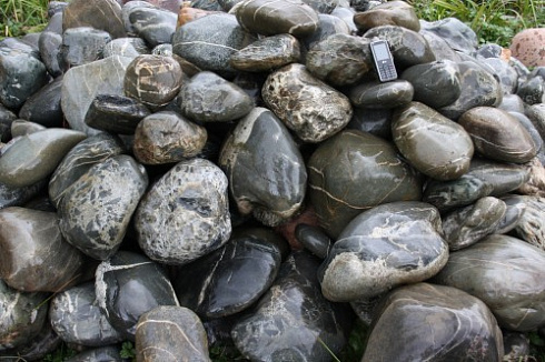 Kamenclub.ru: Валунчик Паутинник фр.100-300 мм  купить в Улан-Уде крупный природный камень галечник темно-серый с прожилками белый черный речной валунчик 5000 руб/т   фото КАМЕНЬ КЛУБ