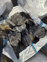 Kamenclub.ru: Черный мрамор скальник фр. 100-500 мм.  купить в Улан-Уде мрамор черный белый серый крупный колотый валун ландшафтный 8500 руб/т   фото КАМЕНЬ КЛУБ