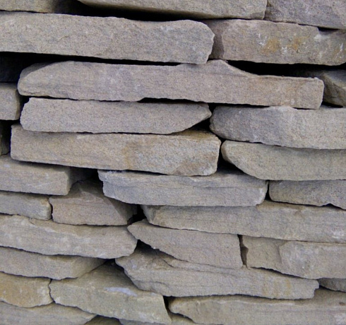 Kamenclub.ru: Песчаник пластушка светло-серый (2,0 см)  купить в Улан-Уде плитняк- ластушка светло-серый, серый рваный ландшафтный плитняк колотый 13800 руб/м3   фото КАМЕНЬ КЛУБ