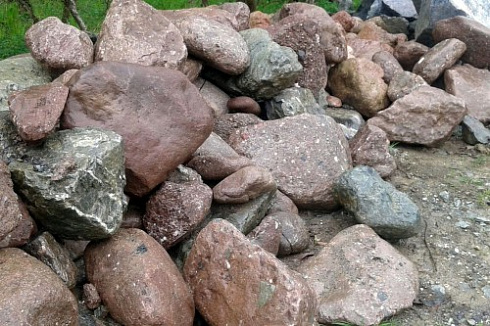 Kamenclub.ru: Конгломераты фр. 300-1000 мм.  купить в Улан-Уде кварц мрамор диабаз коричневый, серый зеленоватый речной валун крупный 6500 руб/т   фото КАМЕНЬ КЛУБ