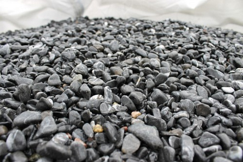 Kamenclub.ru: Щебень галтованный черный (мрамор) фр.10-20 мм.  купить в Улан-Уде мрамор черный с белыми прожилками, черный, белый окатанный округлый ландшафтный декоративный щебень 15000 руб/т   фото КАМЕНЬ КЛУБ