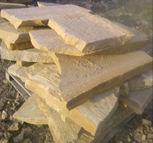 Kamenclub.ru: Форматный камень (плаха) пошаговая дорожка от 70-150 см (4 -12 см)  купить в Улан-Уде плитняк  форматный плаха желтый песчаник 9 000 руб/т   фото КАМЕНЬ КЛУБ