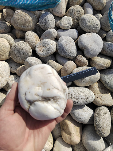 Kamenclub.ru: Галька речная окат (серо-белая) фр. 70-120 мм купить  в Улан-Уде галька галечник бело-серая, серо-белая, серая, белая речная природная галька  8000 руб/т   фото КАМЕНЬ КЛУБ