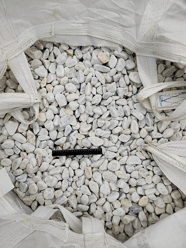 Kamenclub.ru: Мраморная крошка (щебень галтованный белый) фр.40-70 мм.  купить в Улан-Уде мрамор белый молочный айвори окатанный округлый природный камень 17000 руб/т   фото КАМЕНЬ КЛУБ