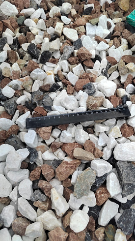 Kamenclub.ru: Мраморная крошка (щебень крошка микс : белый-черный-розовый) фр. 20-40 мм.  купить в Улан-Уде мрамор белый, черный, розовый декоративная ландшафтная крошка 12000 руб/т   фото КАМЕНЬ КЛУБ