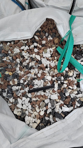 Kamenclub.ru: Мраморная крошка (щебень крошка микс : белый-черный-розовый) фр. 20-40 мм.  купить в Улан-Уде мрамор белый, черный, розовый декоративная ландшафтная крошка 12000 руб/т   фото КАМЕНЬ КЛУБ