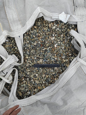 Kamenclub.ru: Галька речная окат (серая) фр.10-20 мм купить  в Улан-Уде галька речная серая, серый, темно-серый, светло-серый, коричневый ландшафтная декоративная речная окатанная округлая галька 5000 руб/т   фото КАМЕНЬ КЛУБ