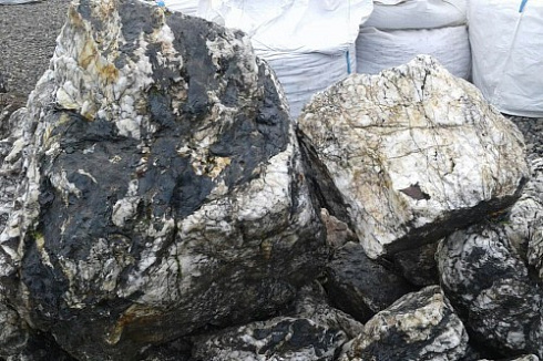 Kamenclub.ru: Черный гранит - кварцит фр. 100-500 мм.  купить в Улан-Уде мрамор гранит черный с белыми прожилками, серый, белый валун скальный колотый 7000 руб/т   фото КАМЕНЬ КЛУБ