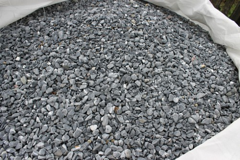 Kamenclub.ru: Щебень галтованный черный (мрамор) фр.10-20 мм.  купить в Улан-Уде мрамор черный с белыми прожилками, черный, белый окатанный округлый ландшафтный декоративный щебень 15000 руб/т   фото КАМЕНЬ КЛУБ