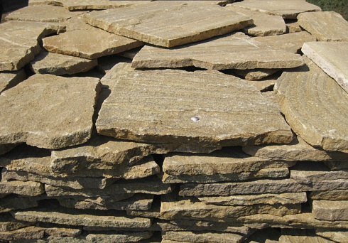 Kamenclub.ru: Песчаник пластушка желтый с рисунком (3 см)  купить в Улан-Уде песчаник желтый с рисунком, рыжий, желтый песчаник пластушка ландшафтная рваная 8 500 руб/м3   фото КАМЕНЬ КЛУБ