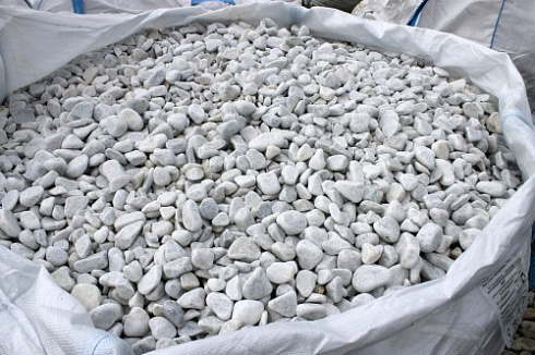 Kamenclub.ru: Мраморная крошка (щебень галтованный белый), фр.20-40 мм.  купить в Улан-Уде мрамор белый бежевый молочный мраморный щебень декоративный 17000 руб/т   фото КАМЕНЬ КЛУБ