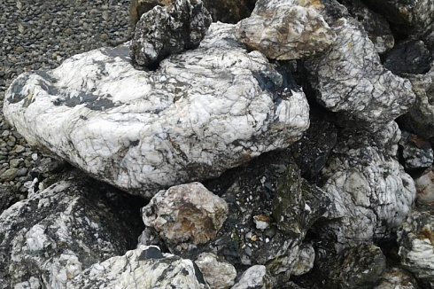 Kamenclub.ru: Черный гранит - кварцит фр. 100-500 мм.  купить в Улан-Уде мрамор гранит черный с белыми прожилками, серый, белый валун скальный колотый 7000 руб/т   фото КАМЕНЬ КЛУБ