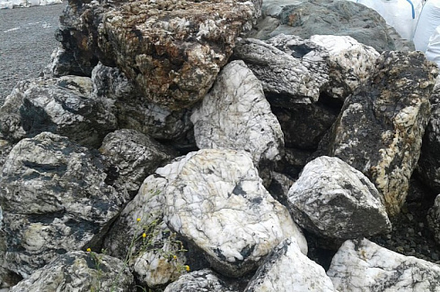 Kamenclub.ru: Черный гранит - кварцит фр. 100-500 мм.  купить в Улан-Уде мрамор гранит черный с белыми прожилками, серый, белый валун скальный колотый 7000 руб/т   фото КАМЕНЬ КЛУБ