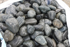 Kamenclub.ru: Темно-серый валунчик фр.100-300 мм.  купить в Улан-Уде крупный природный камень серый, темно-серый, светло-серый речная галька большого размера окатанная 4500 руб/т   фото КАМЕНЬ КЛУБ