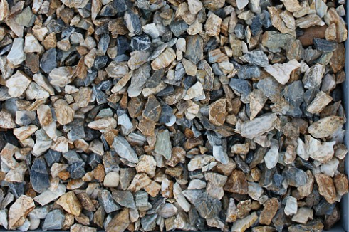 Kamenclub.ru: Мраморная крошка (щебень крошка медовый), фр. 10-20 мм.  купить в Улан-Уде песчаник бежевый, серый каменная ландшафтная крошка  12000 руб/т   фото КАМЕНЬ КЛУБ