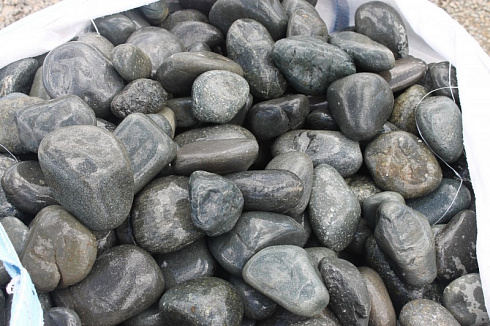 Kamenclub.ru: Темно-серый валунчик фр.100-300 мм.  купить в Улан-Уде крупный природный камень серый, темно-серый, светло-серый речная галька большого размера окатанная 4500 руб/т   фото КАМЕНЬ КЛУБ