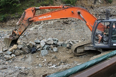 Kamenclub.ru: Гранит скальник (серо-зеленый) фр. 100-500 мм.  купить в Улан-Уде гранит зеленый, серый, салатовый крупный ландшафтный валун 6 000 руб/т   фото КАМЕНЬ КЛУБ