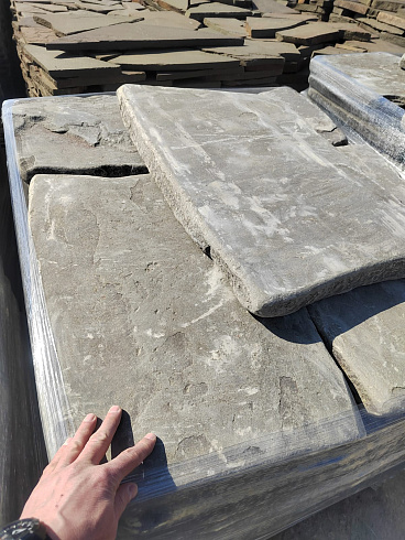 Kamenclub.ru: Песчаник пластушка галтованная светло-серая (3,0 см)  купить в Улан-Уде песчаник светло-серый, серый ландшафтный камень рваный колотый 21000 руб/м3   фото КАМЕНЬ КЛУБ