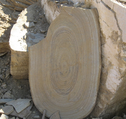 Kamenclub.ru: Форматный камень (плаха) пошаговая дорожка от 70-150 см (4 -12 см)  купить в Улан-Уде плитняк  форматный плаха желтый песчаник 9 000 руб/т   фото КАМЕНЬ КЛУБ