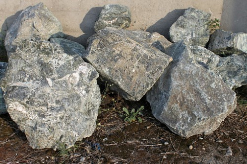 Kamenclub.ru: Змеевик скальник фр. 500-1500 мм.  купить в Улан-Уде змеевик зеленый серый черный глыба скальная колотая 7500 руб/т   фото КАМЕНЬ КЛУБ