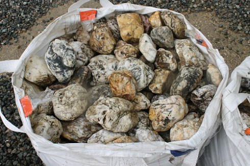 Kamenclub.ru: Кварцевый валунчик фр.100-300 мм.  купить в Улан-Уде кварц белый, бежевый молочный рыжий крупный природный камень галечник 7850 руб/т   фото КАМЕНЬ КЛУБ