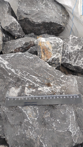 Kamenclub.ru: Черный мрамор скальник фр. 100-500 мм.  купить в Улан-Уде мрамор черный белый серый крупный колотый валун ландшафтный 8500 руб/т   фото КАМЕНЬ КЛУБ