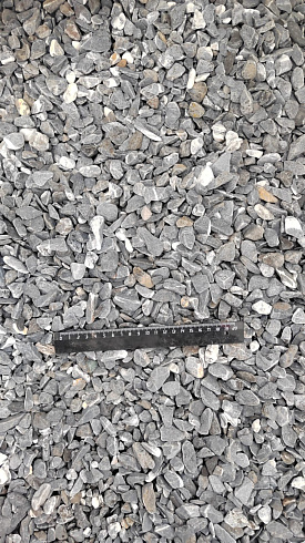 Kamenclub.ru: Щебень галтованный черный (мрамор) фр.10-20 мм.  купить в Улан-Уде мрамор черный с белыми прожилками, черный, белый окатанный округлый ландшафтный декоративный щебень 15000 руб/т   фото КАМЕНЬ КЛУБ