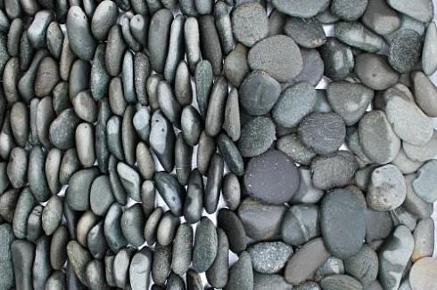 Kamenclub.ru: Галька речная плоская (темно-серая) фр. 70-150 мм. купить  в Улан-Уде галечник природный темно-серый серый синий речная плоская природная окатанная  9000 руб/т   фото КАМЕНЬ КЛУБ