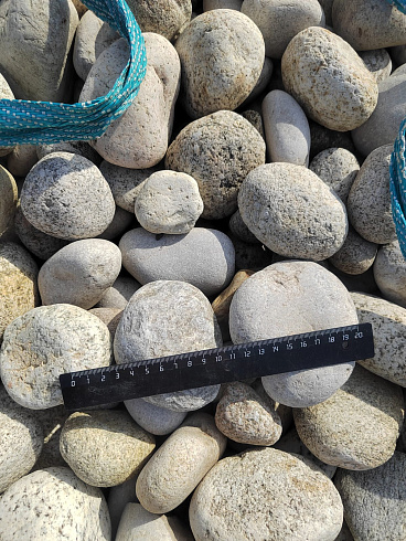 Kamenclub.ru: Галька речная окат (серо-белая) фр. 70-120 мм купить  в Улан-Уде галька галечник бело-серая, серо-белая, серая, белая речная природная галька  8000 руб/т   фото КАМЕНЬ КЛУБ