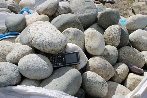 Kamenclub.ru: Речной валун (Ассорти) фр.100-300 мм.  купить в Улан-Уде галечник серый, темно-серый, светло-серый речная галька крупных размеров 4200 руб/т   фото КАМЕНЬ КЛУБ