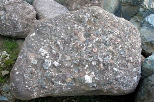 Kamenclub.ru: Конгломераты фр. 300-1000 мм.  купить в Улан-Уде кварц мрамор диабаз коричневый, серый зеленоватый речной валун крупный 6500 руб/т   фото КАМЕНЬ КЛУБ