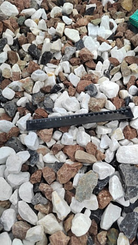 Kamenclub.ru: Мраморная крошка (щебень крошка микс : белый-черный-розовый) фр. 20-40 мм.  купить в Улан-Уде мрамор белый, черный, розовый декоративная ландшафтная крошка 12000 руб/т   фото КАМЕНЬ КЛУБ