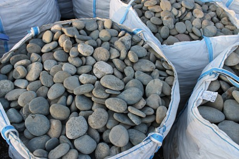 Kamenclub.ru: Галька речная плоская (ассорти) фр. 100-200-300 мм купить  в Улан-Уде галька галечник природный серый, белый темно-серый синий рыжий светло-серый природная галька плоская крупная 8000 руб/т   фото КАМЕНЬ КЛУБ