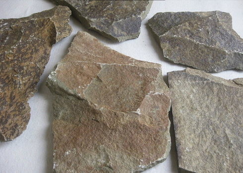 Kamenclub.ru: Песчаник пластушка "фонтанка" серо-зеленая (3,0-5,0 см)  купить в Улан-Уде песчаник серо-зеленая колотые плитки облицовочные пластушки 11400 руб/м3   фото КАМЕНЬ КЛУБ