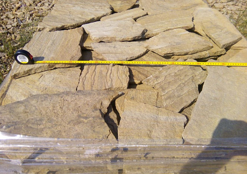 Kamenclub.ru: Песчаник пластушка желтый с разводом под дерево (2 см)  купить в Улан-Уде плитняк желтый с разводами, желтый, рыжий, серый песчаник пластушка рваная ландшафтная 11 000 руб/м3   фото КАМЕНЬ КЛУБ