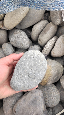 Kamenclub.ru: Галька речная окат (темно-серая) фр. 70-150 мм. купить  в Улан-Уде галька речная темно-серая, синяя, серая речная галька округлая  8000 руб/т   фото КАМЕНЬ КЛУБ