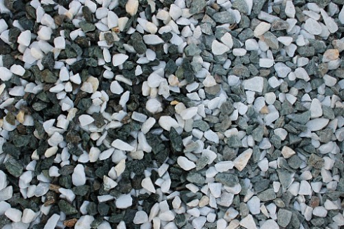 Kamenclub.ru: Мраморная крошка (щебень крошка микс: белый-зеленый) фр. 10-20 мм.  купить в Улан-Уде мрамор белый, зеленый каменная ландшафтная декоративная крошка щебня 9500 руб/т   фото КАМЕНЬ КЛУБ
