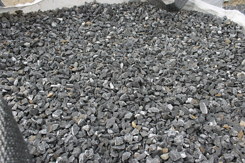 Kamenclub.ru: Щебень крошка черный (мрамор) фр. 40-70 мм.  купить в Улан-Уде мрамор черный с белыми прожилками, черный, белый декоративный щебень 11000 руб/т   фото КАМЕНЬ КЛУБ