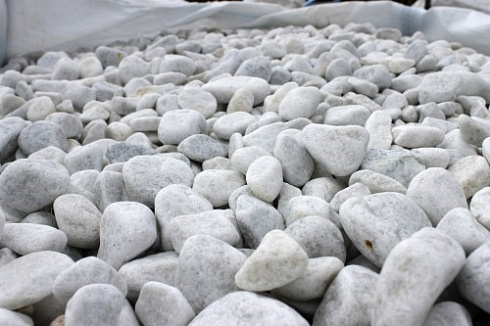 Kamenclub.ru: Мраморная крошка (щебень галтованный белый), фр.20-40 мм.  купить в Улан-Уде мрамор белый бежевый молочный мраморный щебень декоративный 17000 руб/т   фото КАМЕНЬ КЛУБ