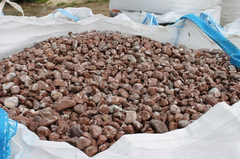 Kamenclub.ru: Мраморная крошка (щебень галтованный розовый) фр.10-20 мм.  купить в Улан-Уде мрамор розовый, красный ландшафтный декоративный окатанный округлый щебень 15000 руб/т   фото КАМЕНЬ КЛУБ