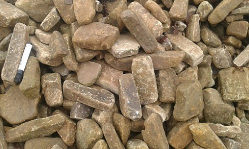 Kamenclub.ru: Песчаник для строительства и кладки блочный (фр 100-200 мм)  купить в Улан-Уде песчаник бежевый серый рыжий валун мелкий для строительства песчаник 6500 руб/т   фото КАМЕНЬ КЛУБ