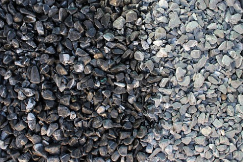 Kamenclub.ru: Щебень галтованный черный (мрамор) фр.10-20 мм.  купить в Улан-Уде мрамор черный с белыми прожилками, черный, белый окатанный округлый ландшафтный декоративный щебень 15000 руб/т   фото КАМЕНЬ КЛУБ